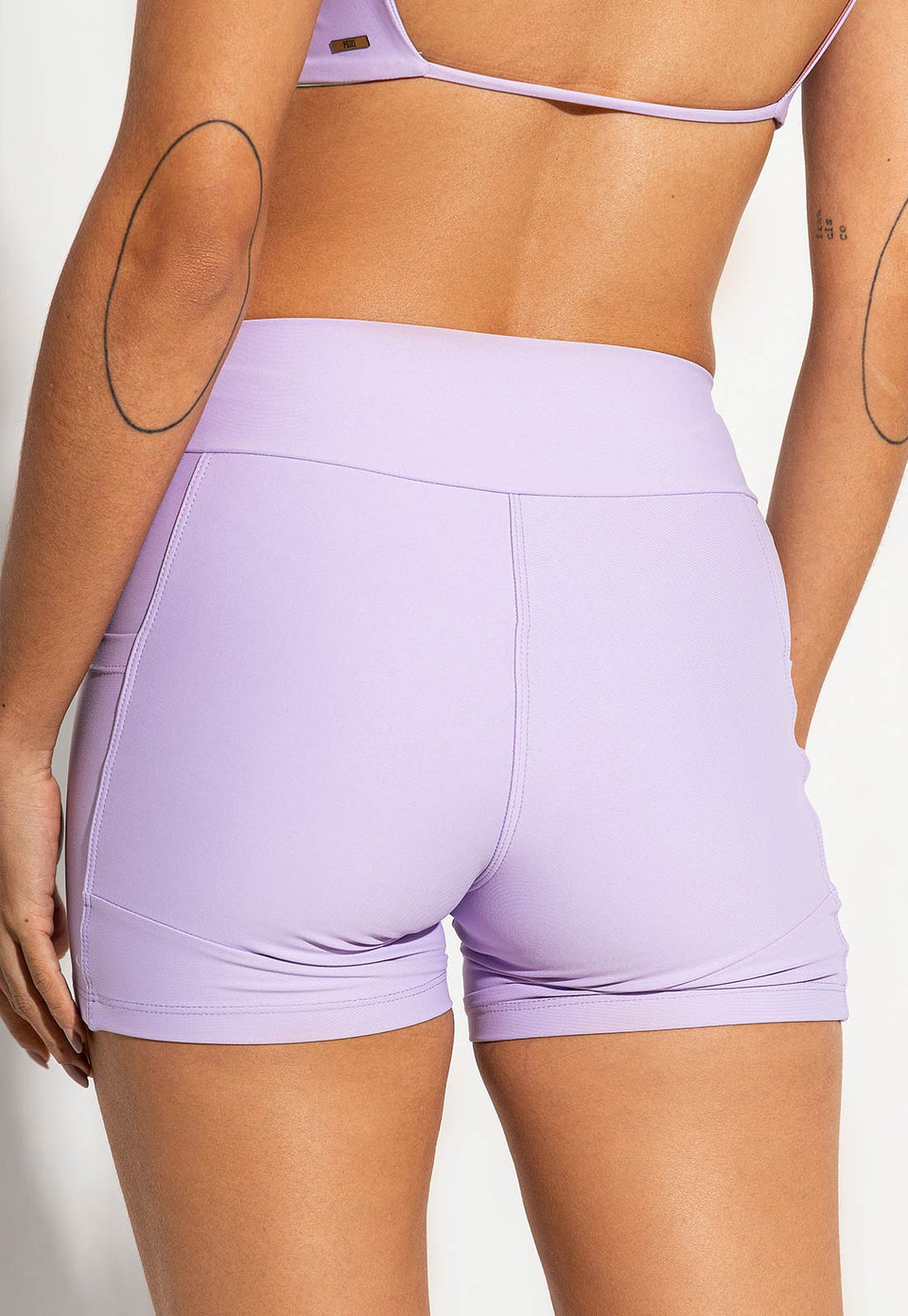 Bermuda lisa lavanda com bolsos Aura