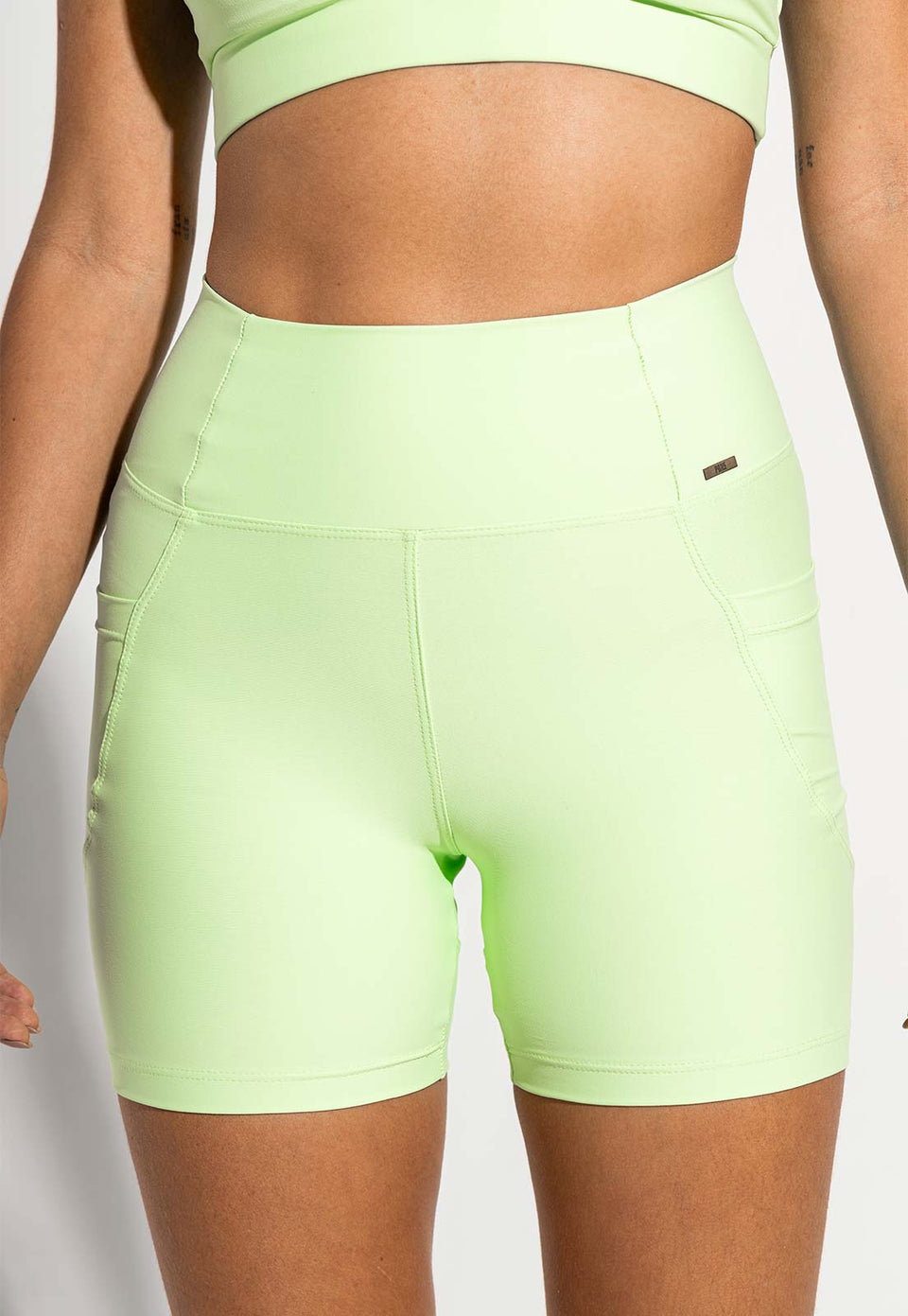 Bermuda lisa verde matcha com bolsos Aura