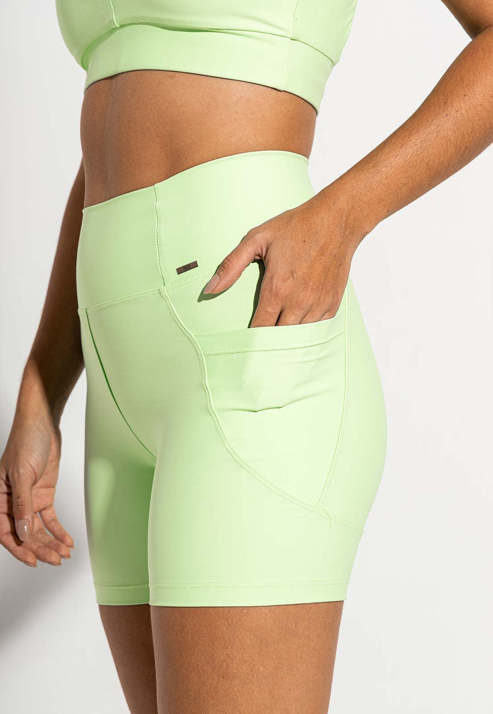Bermuda lisa verde matcha com bolsos Aura