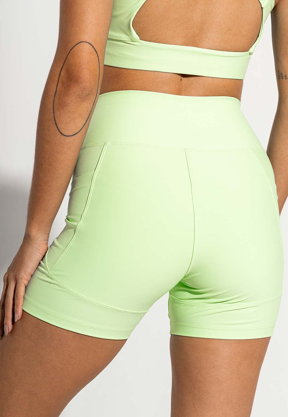 Bermuda lisa verde matcha com bolsos Aura