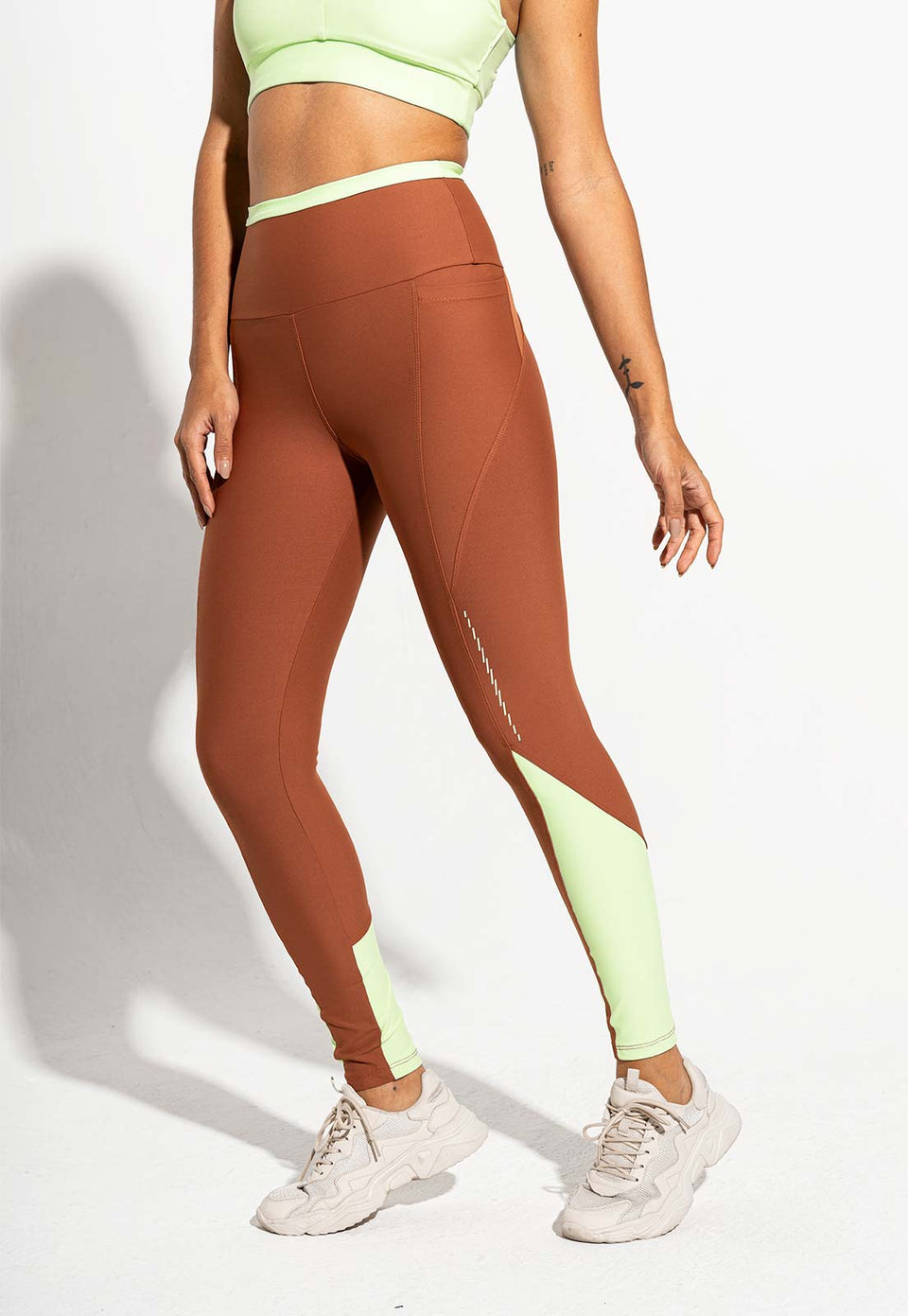 Legging bicolor com bolsos capuccino e verde matcha Aura
