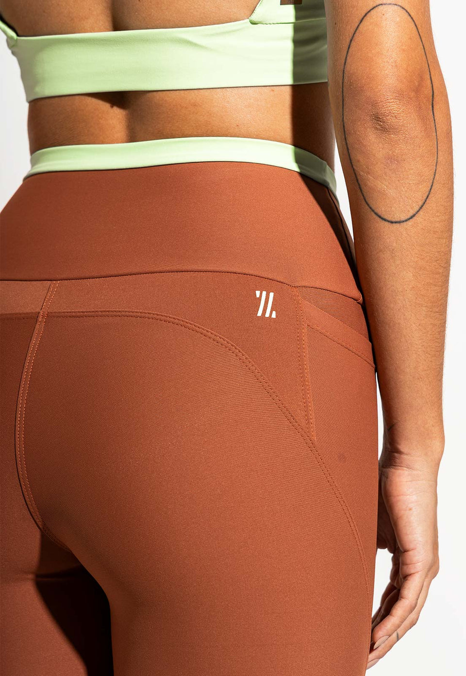 Legging bicolor com bolsos capuccino e verde matcha Aura