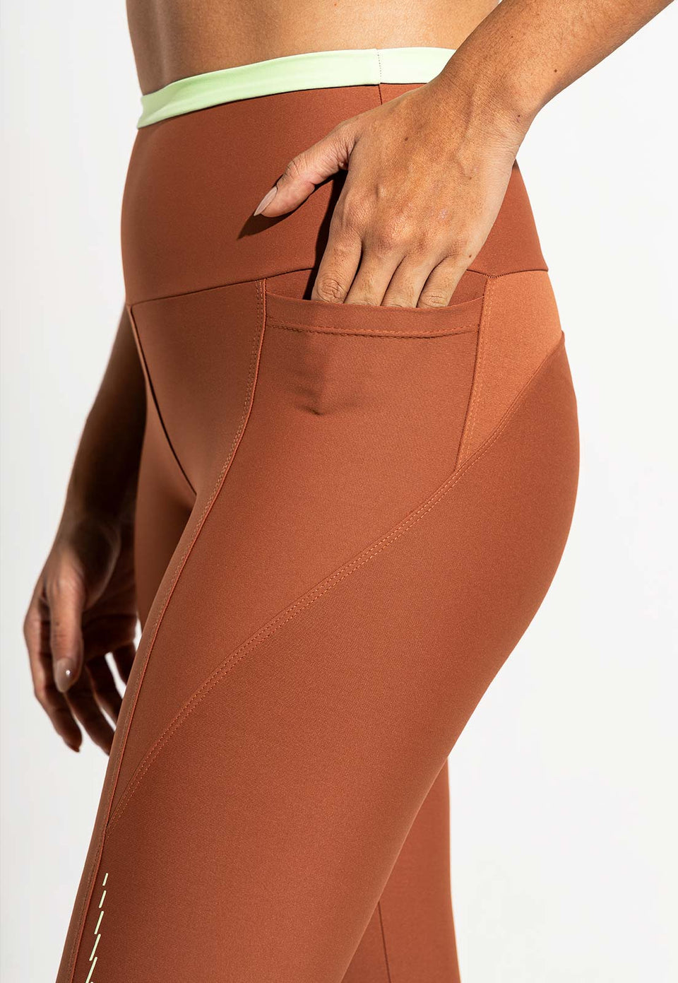 Legging bicolor com bolsos capuccino e verde matcha Aura