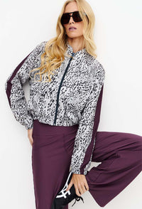 Jaqueta bomber com bolsos frontais estampada Instinto