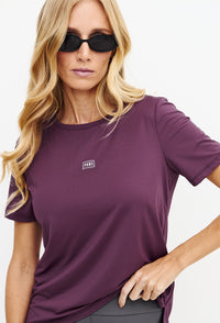 Tshirt alongada nas costas lisa cherry Instinto