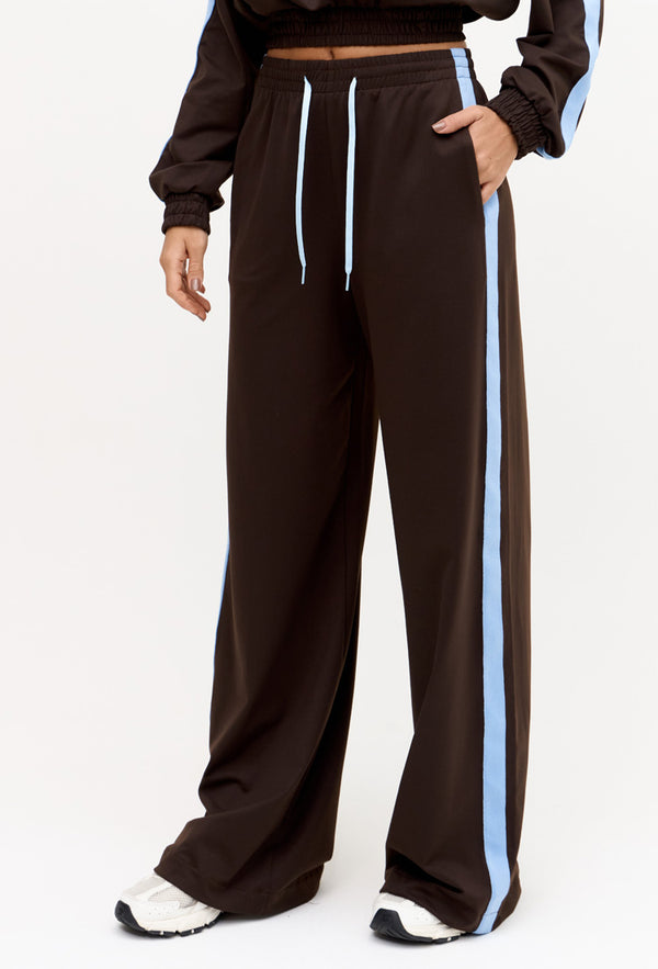 Calça wide leg comfy marrom café com bolsos e faixa lateral Magna