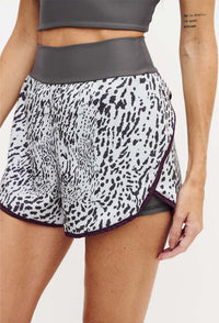 Shorts duplo chumbo com bolso estampado Instinto