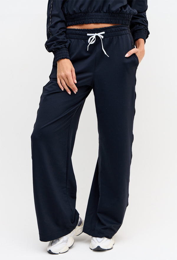 Calça wide leg comfy preto com bolsos e elástico personalizado lateral Pulsa