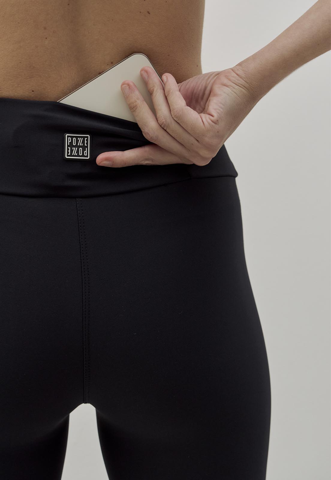 Calça legging flare com fenda e bolso lisa preto Voá