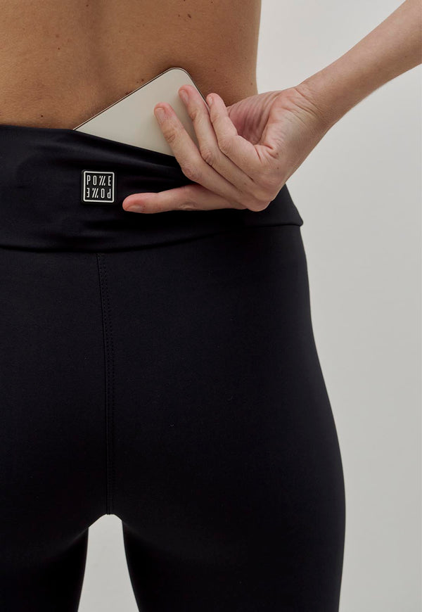 Calça legging flare com fenda e bolso lisa preto Voá