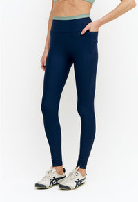 Legging com bolsos marinho e detalhe verde oliva no cós Deep