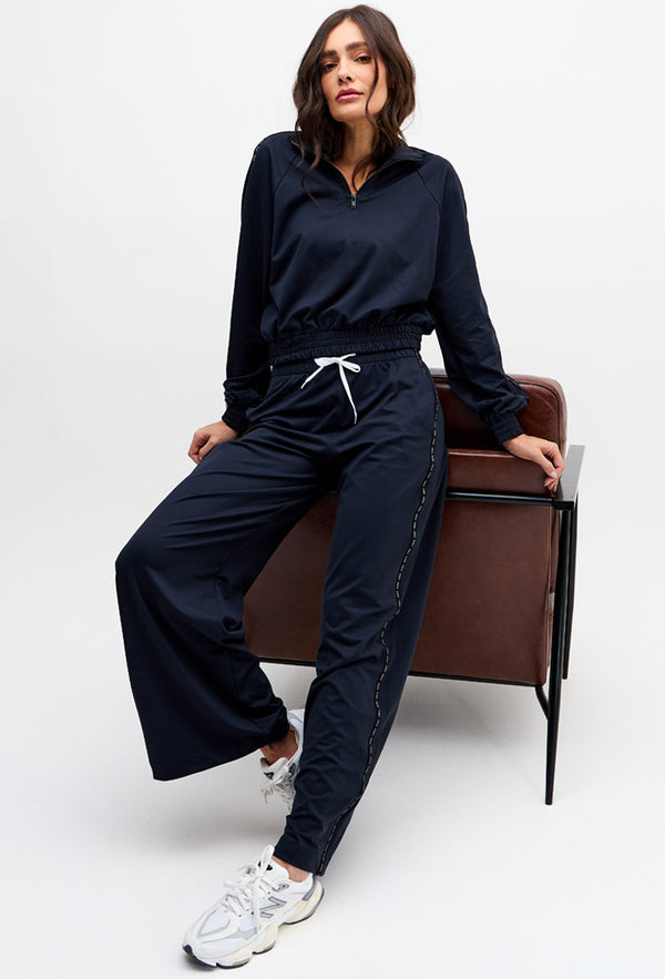 Calça wide leg comfy preto com bolsos e elástico personalizado lateral Pulsa