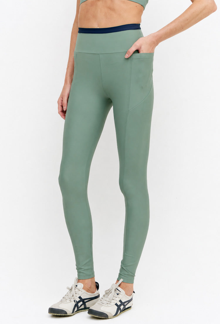 Legging com bolsos verde oliva e detalhe marinho no cós Deep