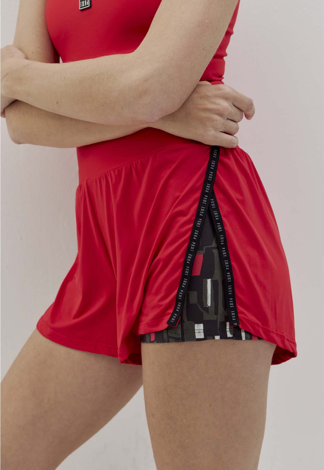 Shorts duplo vermelho carmim com elástico personalizado e bolsos Voá