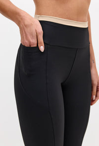 Legging com bolsos preto e detalhe bege árido no cós Pure