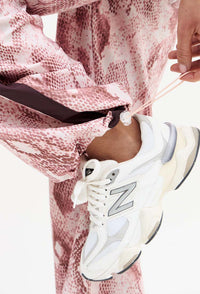 Calça wide leg estampada com faixa lateral e bolsos Domma
