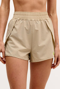 Shorts duplo com cós de elástico bege árido Pure