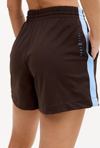 Shorts comfy marrom café com bolsos e faixa lateral Magna