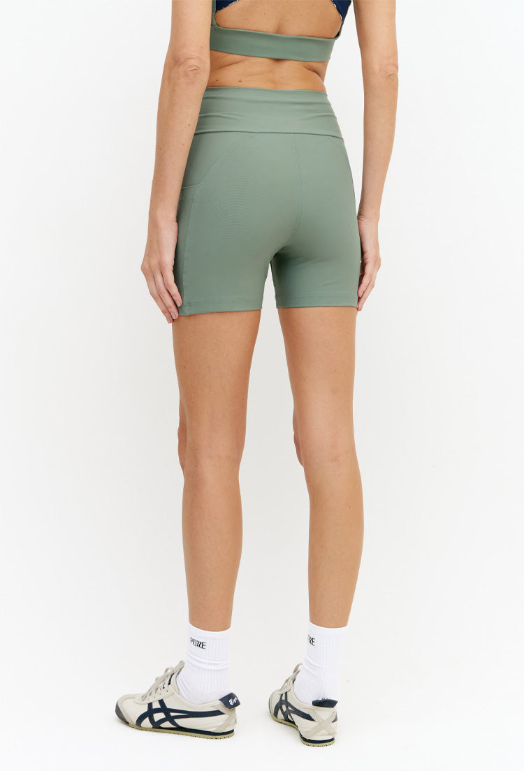 Bermuda lisa verde oliva com bolsos Deep