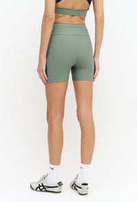Bermuda lisa verde oliva com bolsos Deep