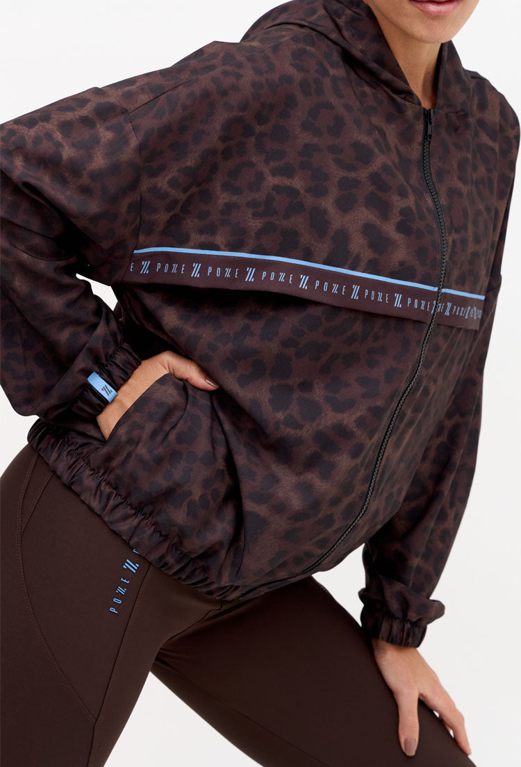 Jaqueta Corta Vento com capuz estampada Magna