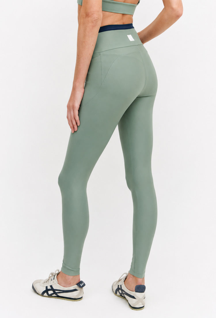 Legging com bolsos verde oliva e detalhe marinho no cós Deep