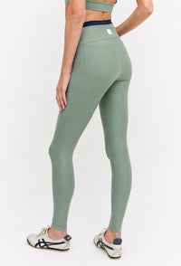 Legging com bolsos verde oliva e detalhe marinho no cós Deep