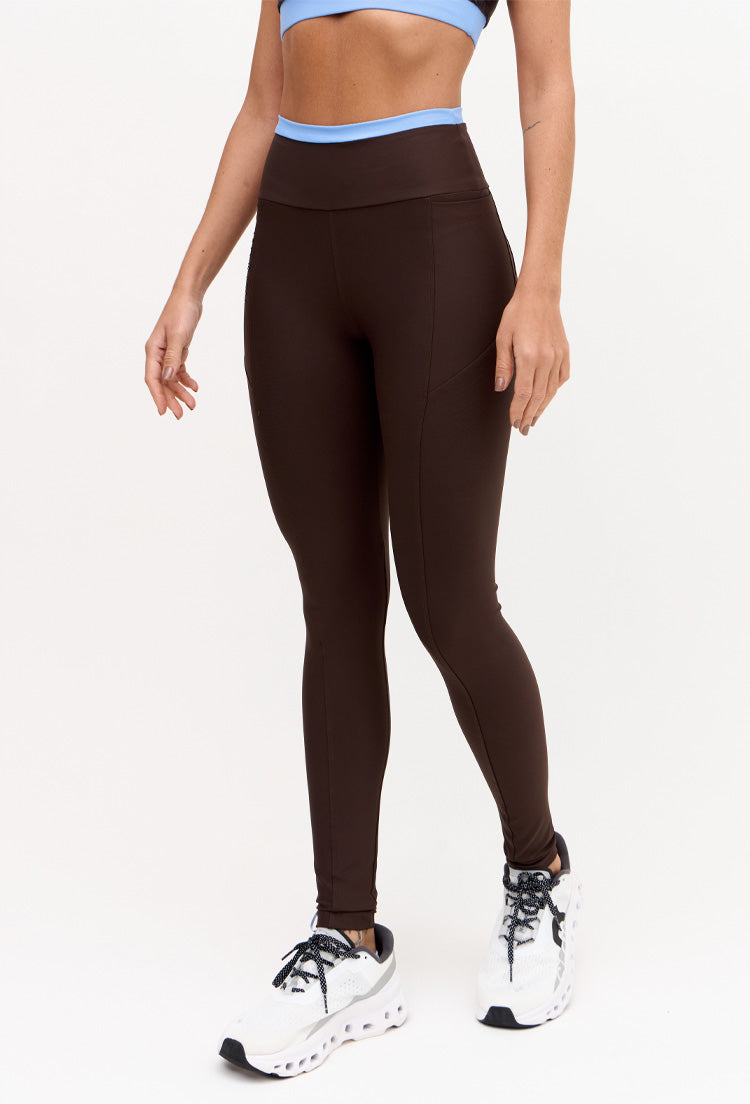 Legging com bolsos marrom café e detalhe azul fly no cós Magna