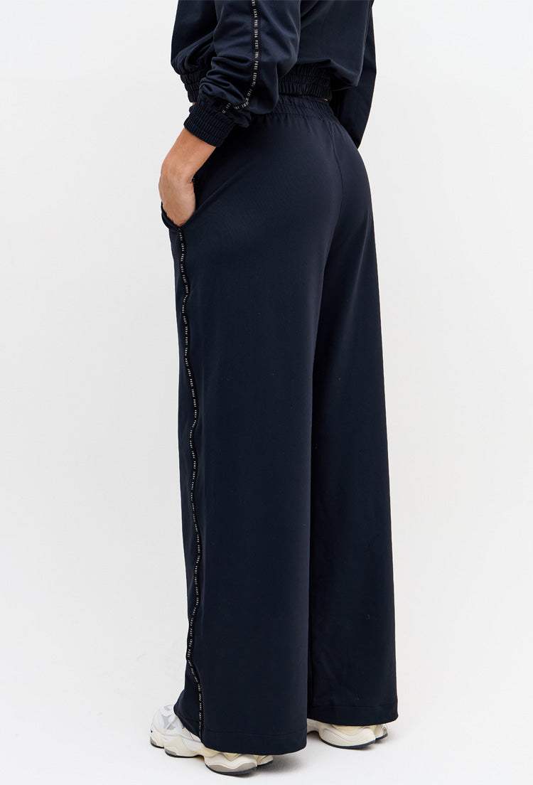 Calça wide leg comfy preto com bolsos e elástico personalizado lateral Pulsa