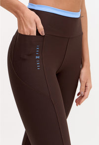 Legging com bolsos marrom café e detalhe azul fly no cós Magna