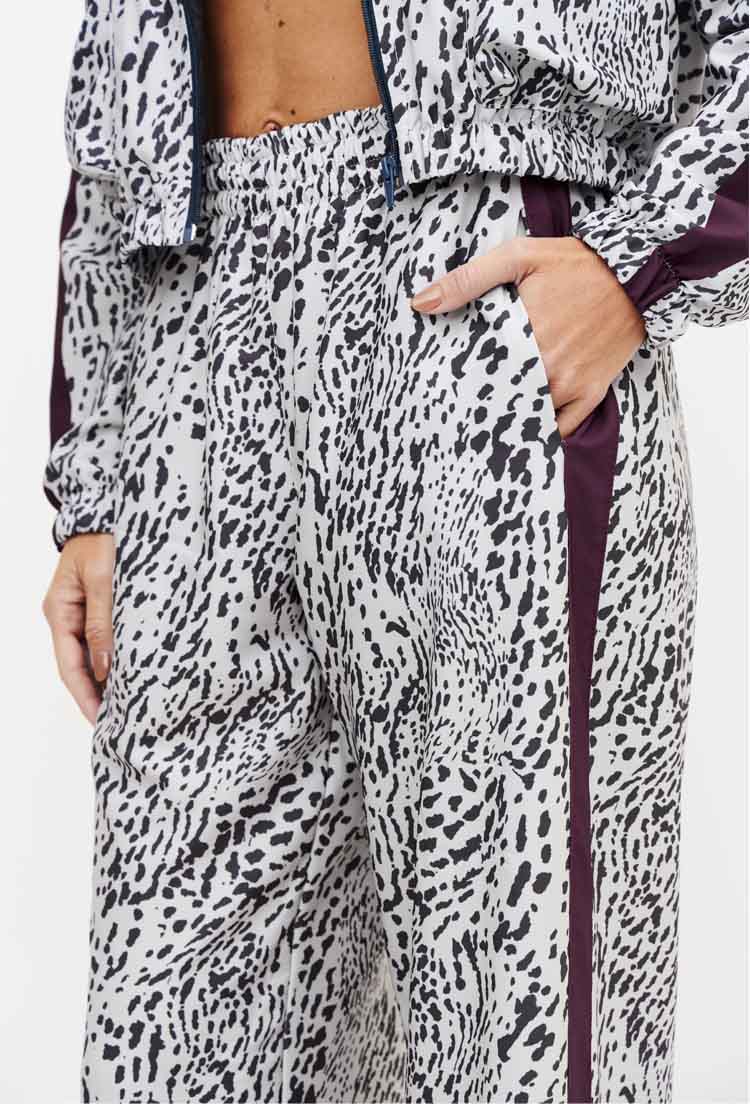 Calça wide leg estampada com faixa lateral e bolsos Instinto