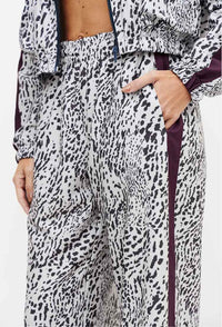 Calça wide leg estampada com faixa lateral e bolsos Instinto