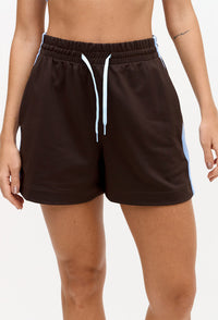 Shorts comfy marrom café com bolsos e faixa lateral Magna