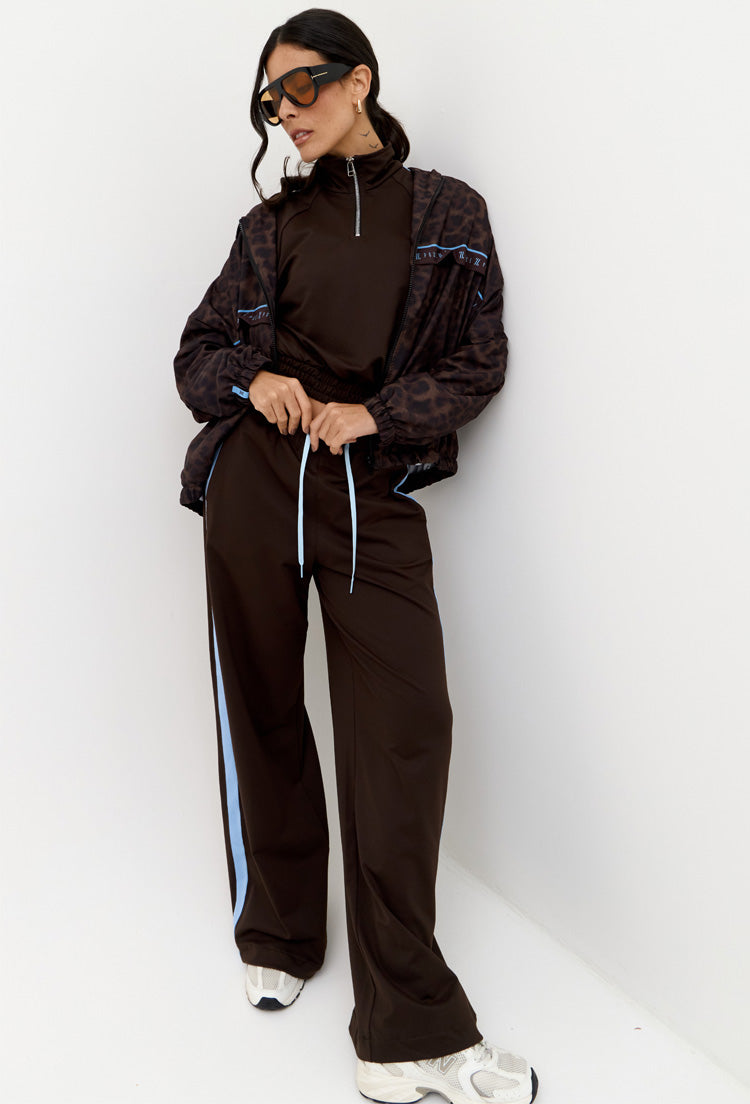 Calça wide leg comfy marrom café com bolsos e faixa lateral Magna