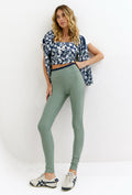 Legging com bolsos verde oliva e detalhe marinho no cós Deep