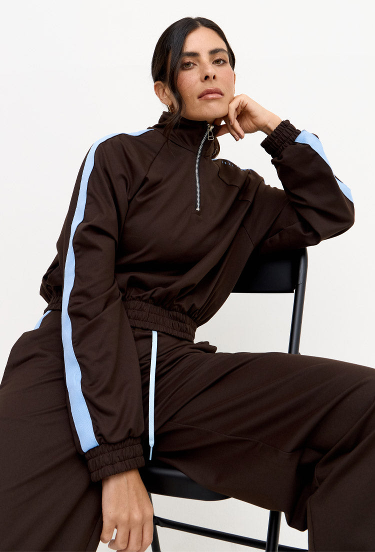 Jaqueta comfy marrom café com bolsos e faixa lateral Magna