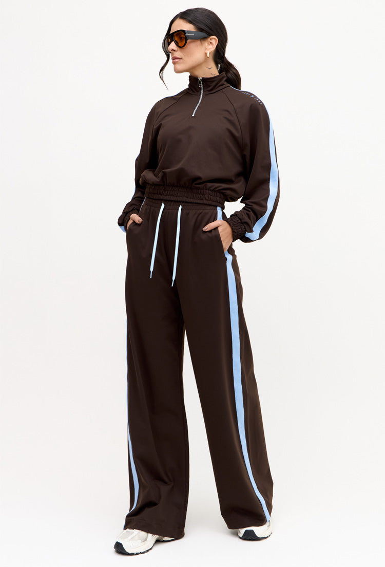 Calça wide leg comfy marrom café com bolsos e faixa lateral Magna