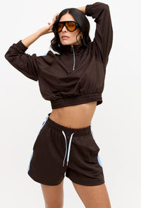 Shorts comfy marrom café com bolsos e faixa lateral Magna
