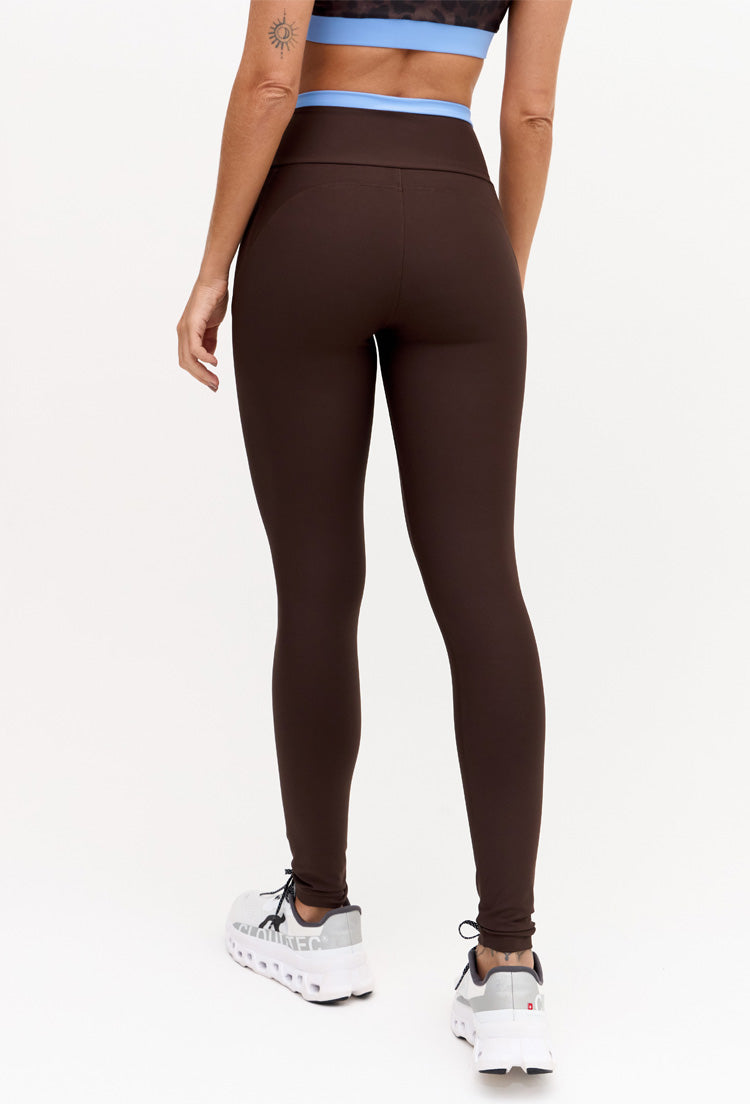 Legging com bolsos marrom café e detalhe azul fly no cós Magna