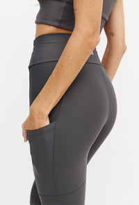 Legging com recorte e bolso lateral lisa chumbo instinto