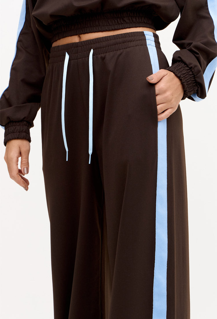 Calça wide leg comfy marrom café com bolsos e faixa lateral Magna