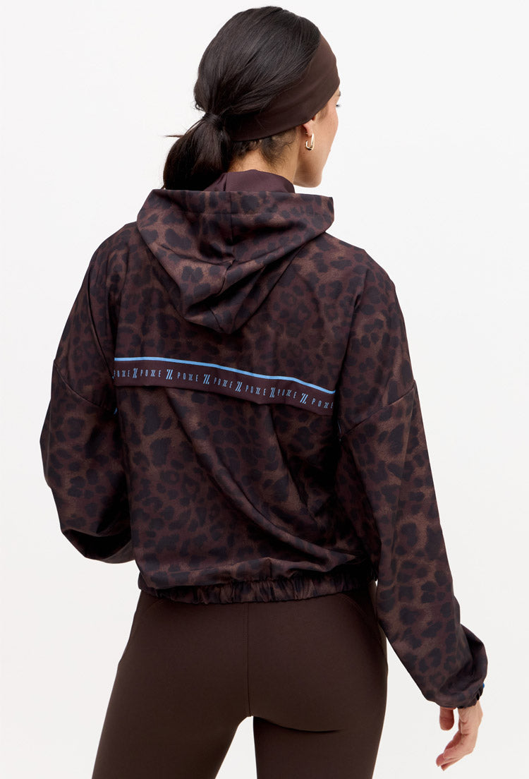 Jaqueta Corta Vento com capuz estampada Magna