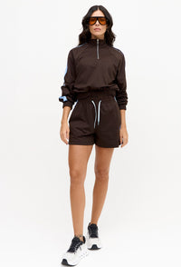 Shorts comfy marrom café com bolsos e faixa lateral Magna