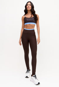 Legging com bolsos marrom café e detalhe azul fly no cós Magna