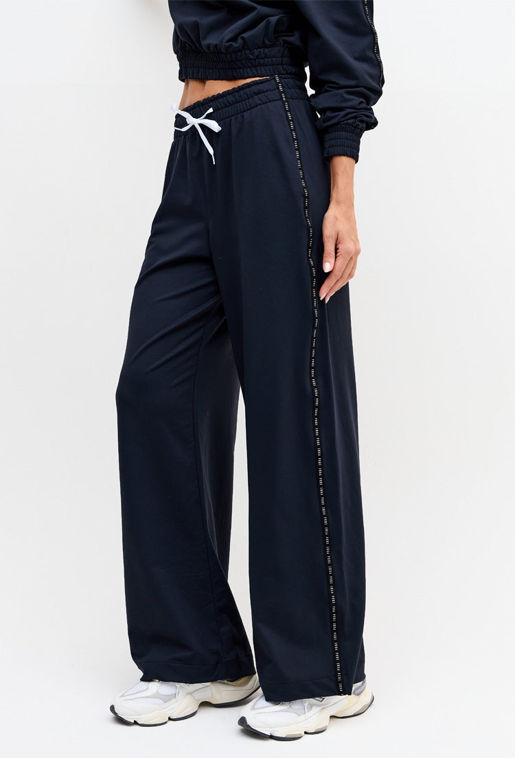 Calça wide leg comfy preto com bolsos e elástico personalizado lateral Pulsa