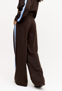Calça wide leg comfy marrom café com bolsos e faixa lateral Magna