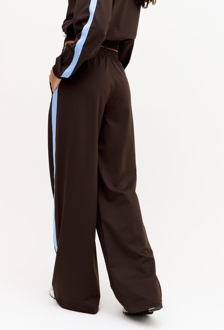 Calça wide leg comfy marrom café com bolsos e faixa lateral Magna