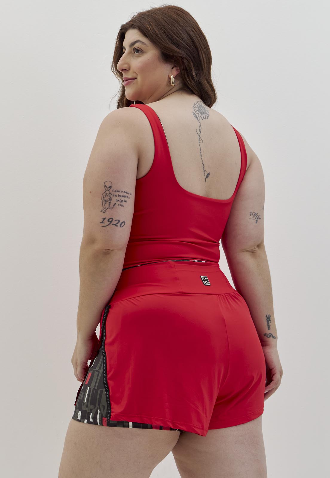Shorts duplo vermelho carmim com elástico personalizado e bolsos Voá