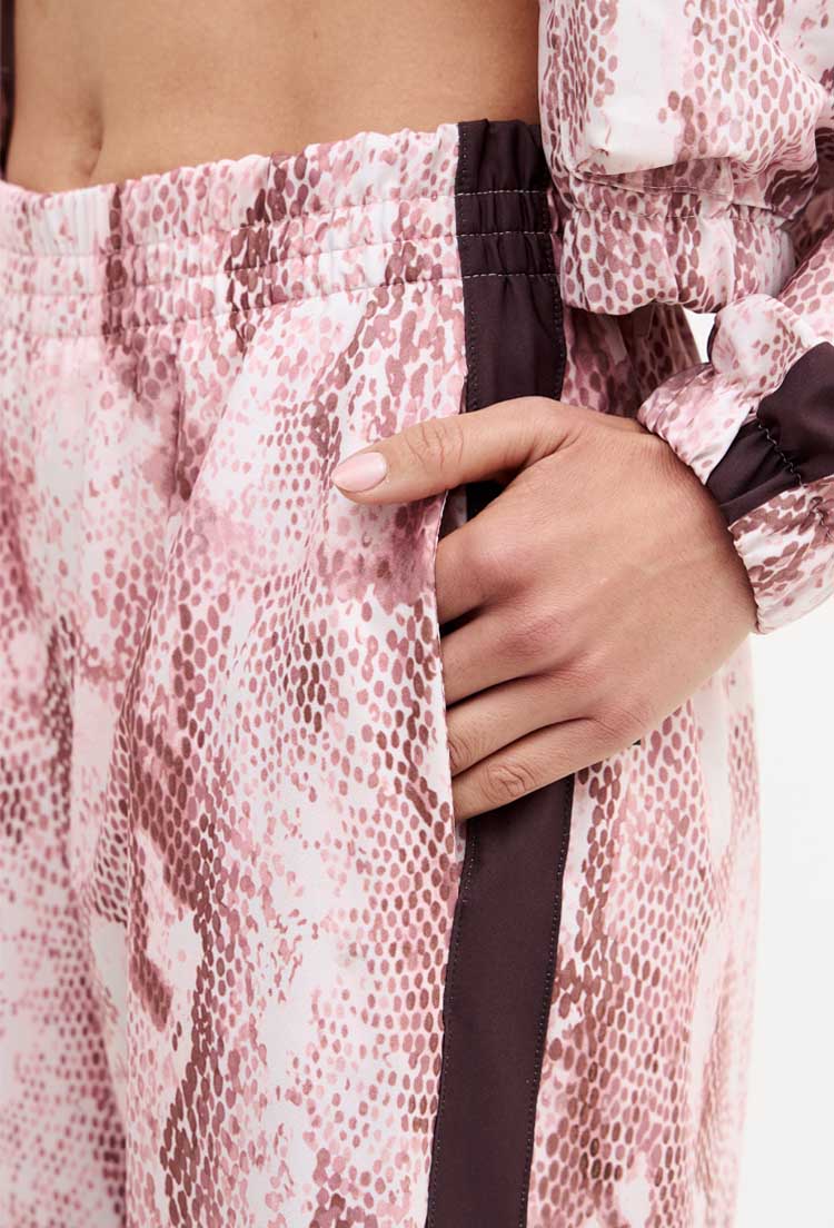Calça wide leg estampada com faixa lateral e bolsos Domma