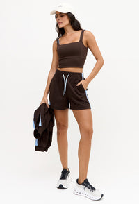 Shorts comfy marrom café com bolsos e faixa lateral Magna